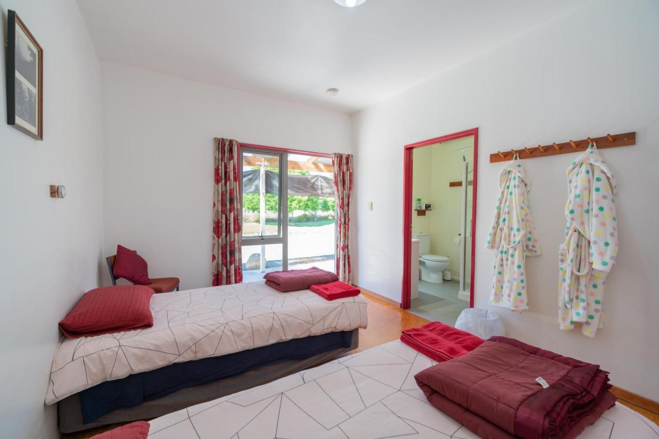 Bob & Maxines Backpackers Hostel Te Anau Exterior photo