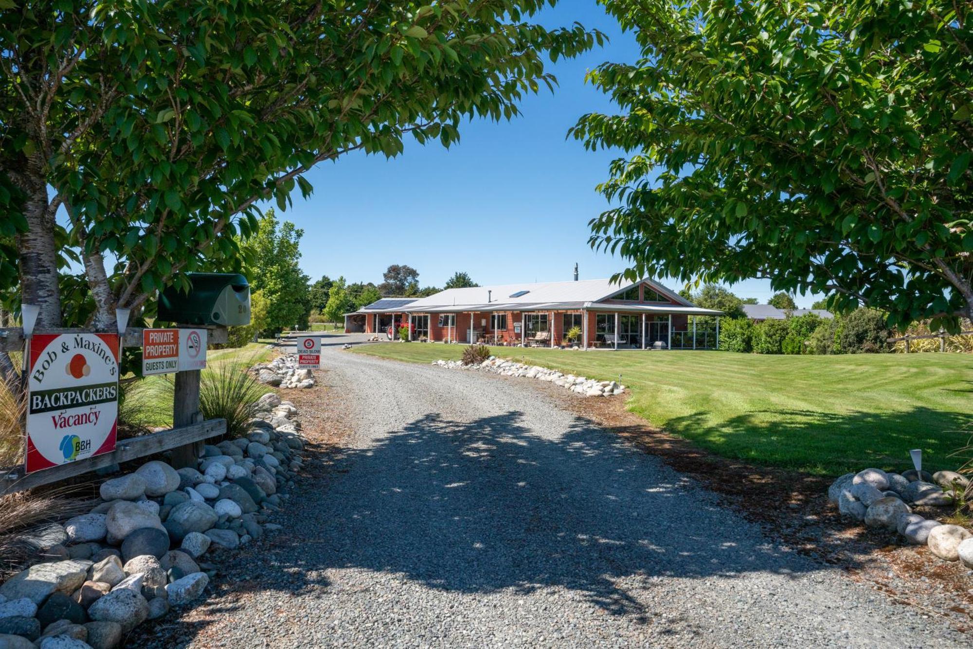 Bob & Maxines Backpackers Hostel Te Anau Exterior photo