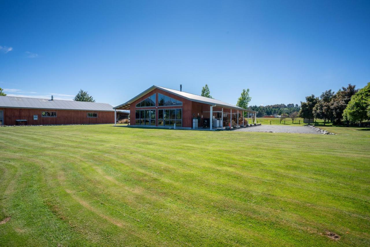 Bob & Maxines Backpackers Hostel Te Anau Exterior photo