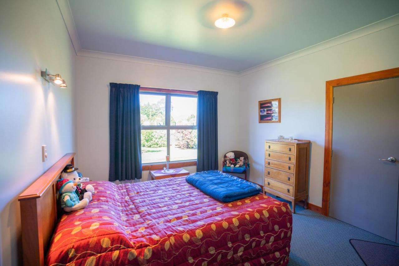 Bob & Maxines Backpackers Hostel Te Anau Exterior photo