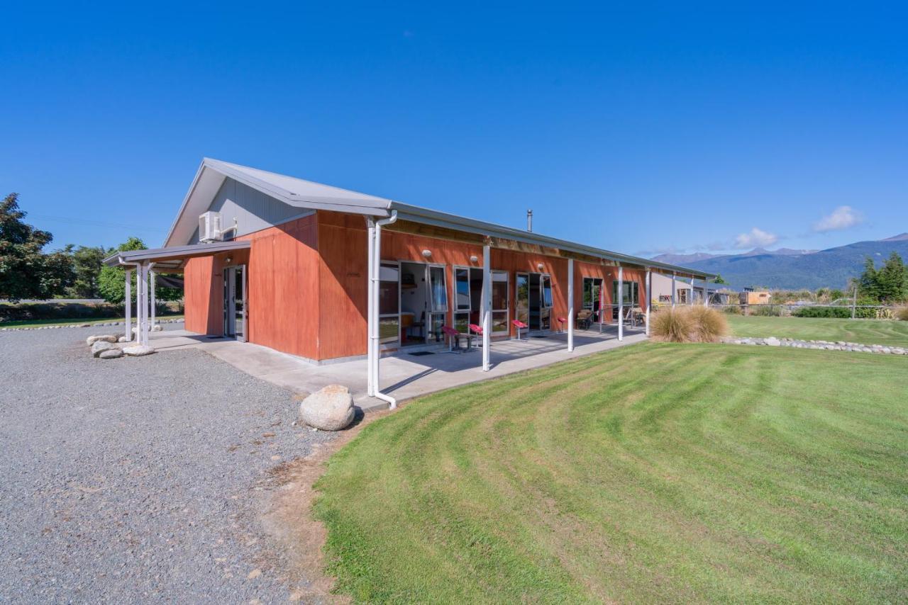 Bob & Maxines Backpackers Hostel Te Anau Exterior photo