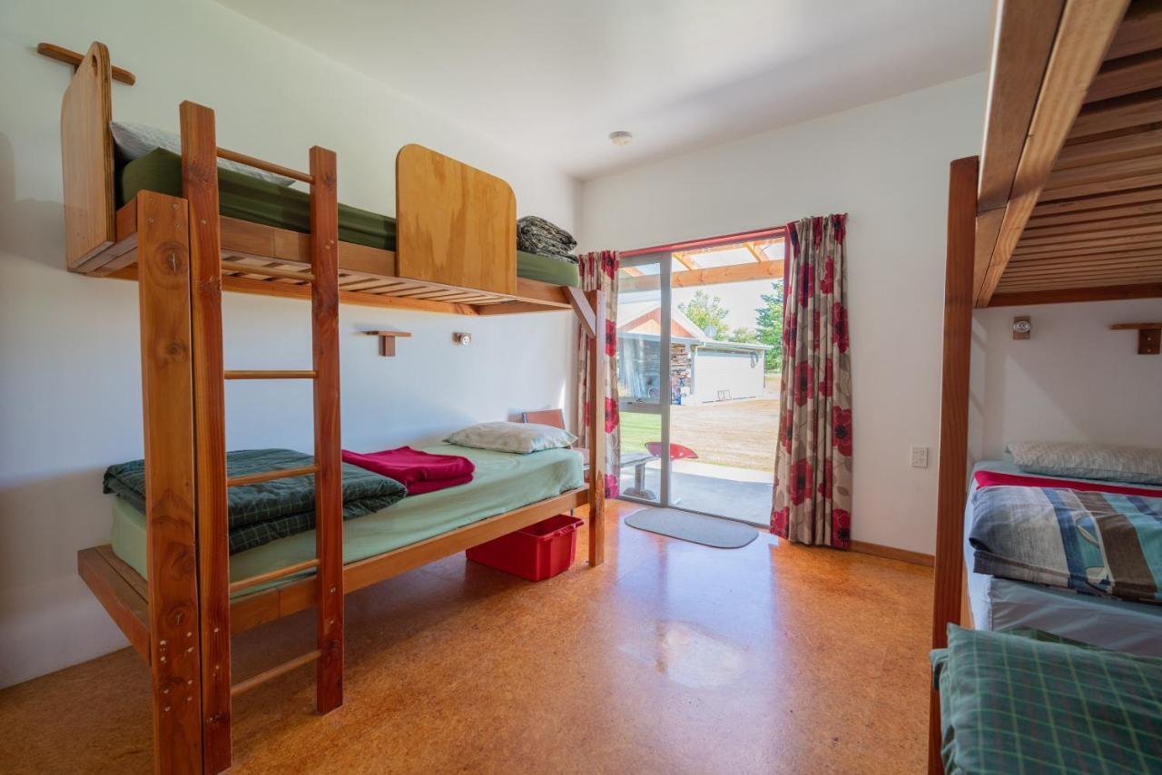 Bob & Maxines Backpackers Hostel Te Anau Exterior photo