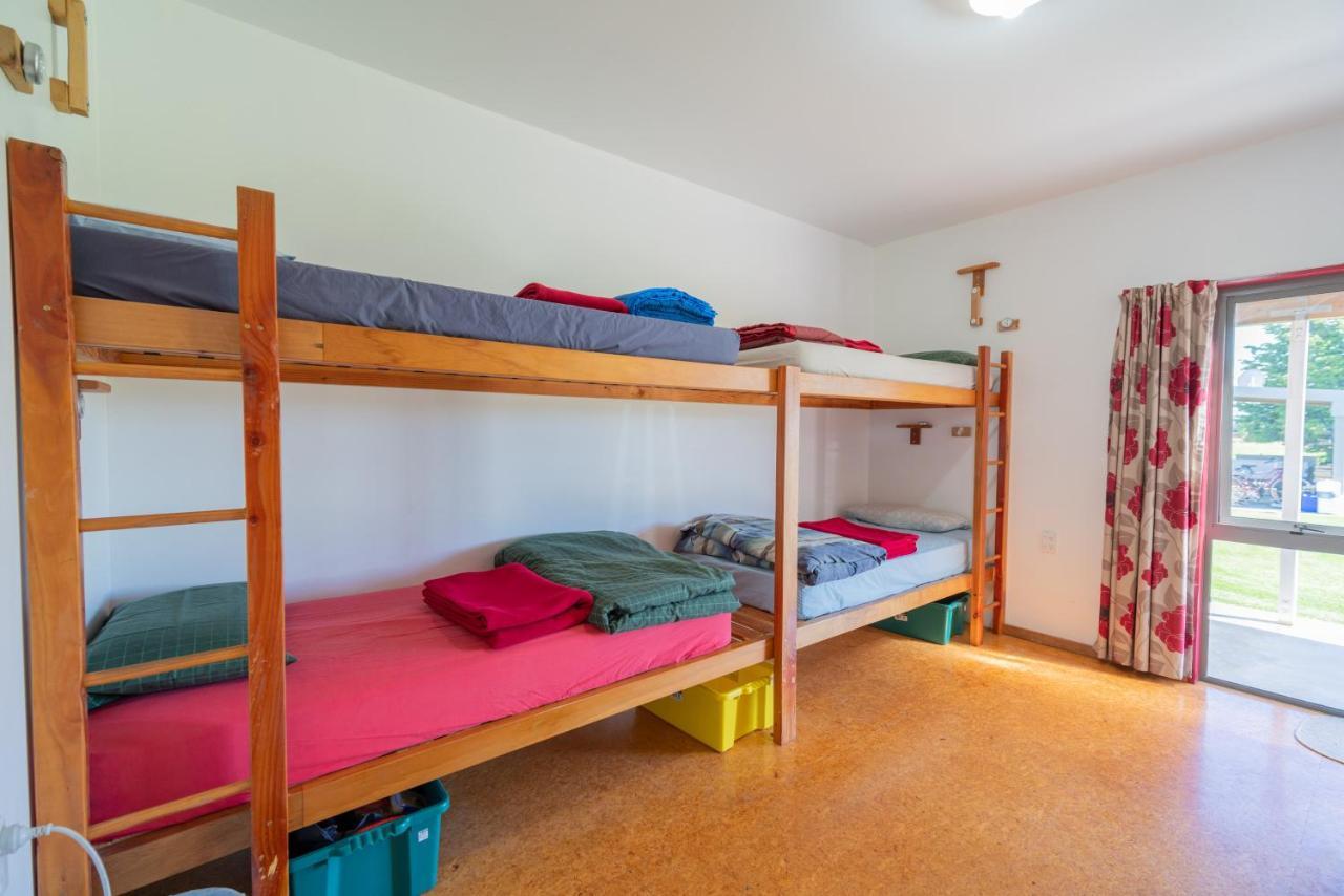 Bob & Maxines Backpackers Hostel Te Anau Exterior photo
