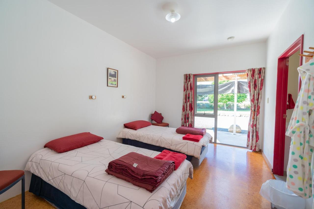 Bob & Maxines Backpackers Hostel Te Anau Exterior photo