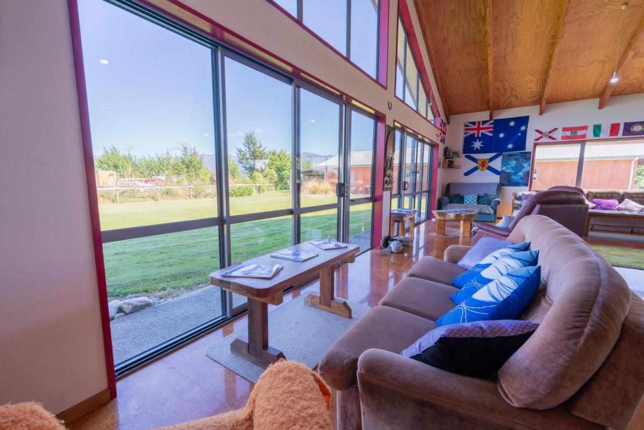 Bob & Maxines Backpackers Hostel Te Anau Exterior photo