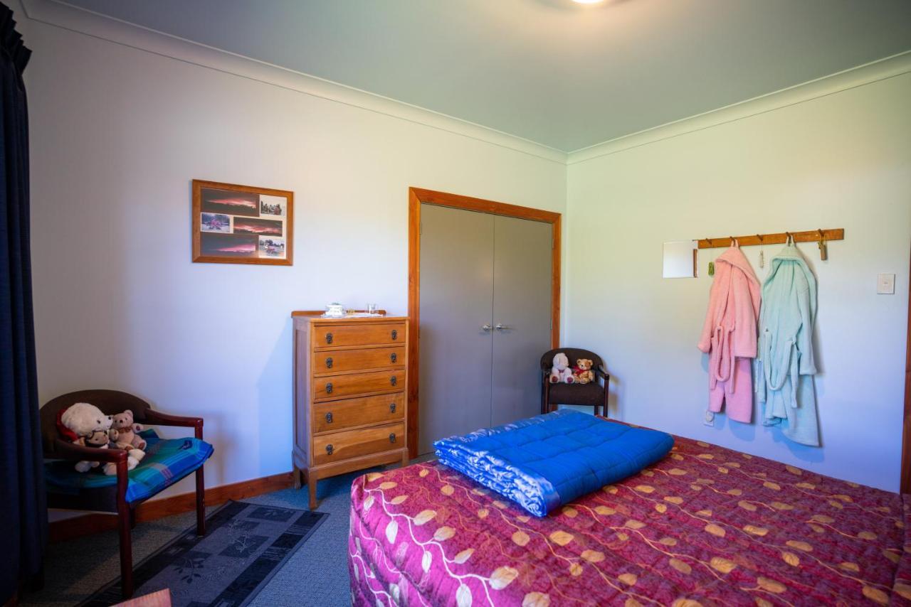 Bob & Maxines Backpackers Hostel Te Anau Exterior photo