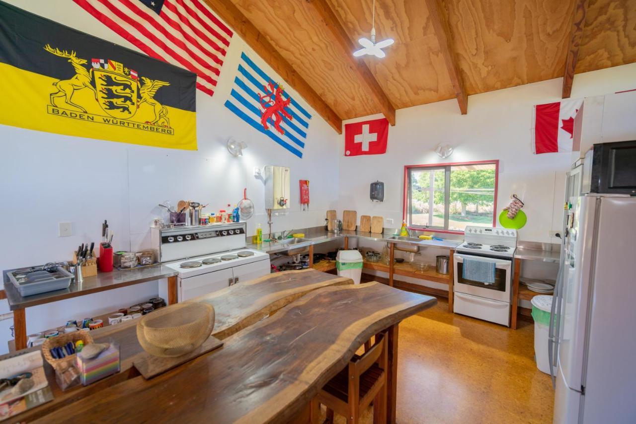 Bob & Maxines Backpackers Hostel Te Anau Exterior photo