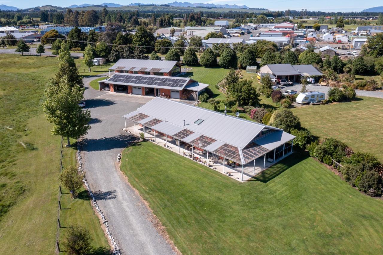 Bob & Maxines Backpackers Hostel Te Anau Exterior photo