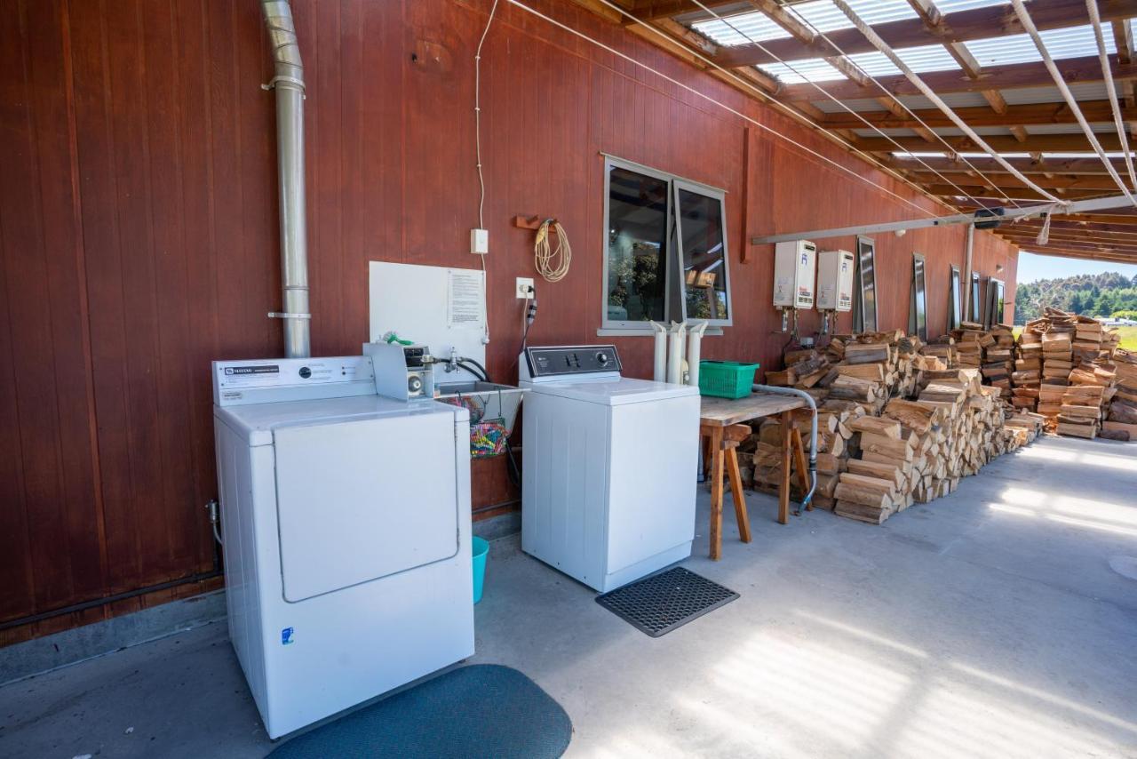 Bob & Maxines Backpackers Hostel Te Anau Exterior photo